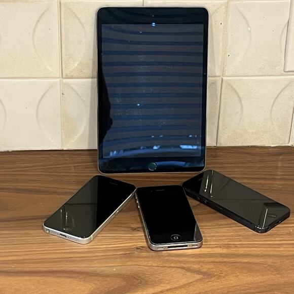iPhones / iPad Lot of 4 For Parts / Repair - Picture 1 of 12